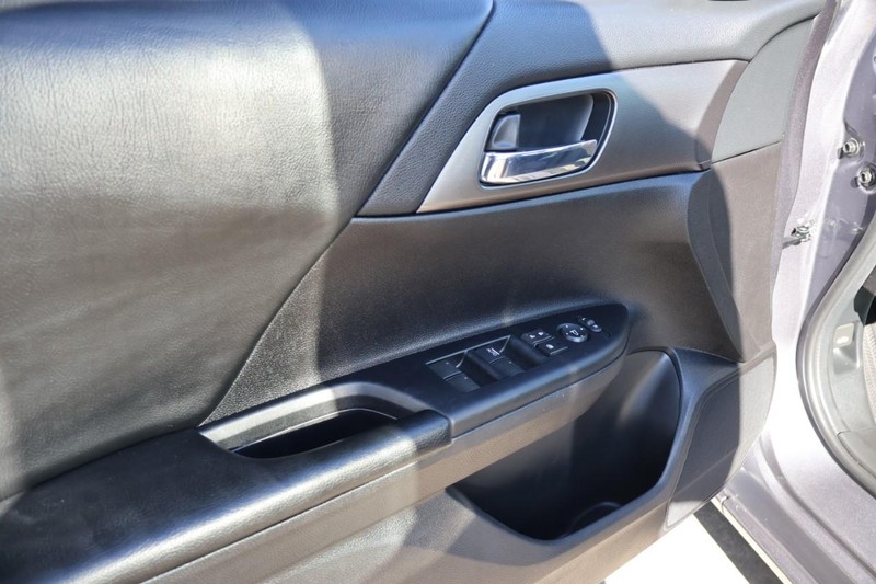 Honda Accord Sedan Vehicle Full-screen Gallery Image 16