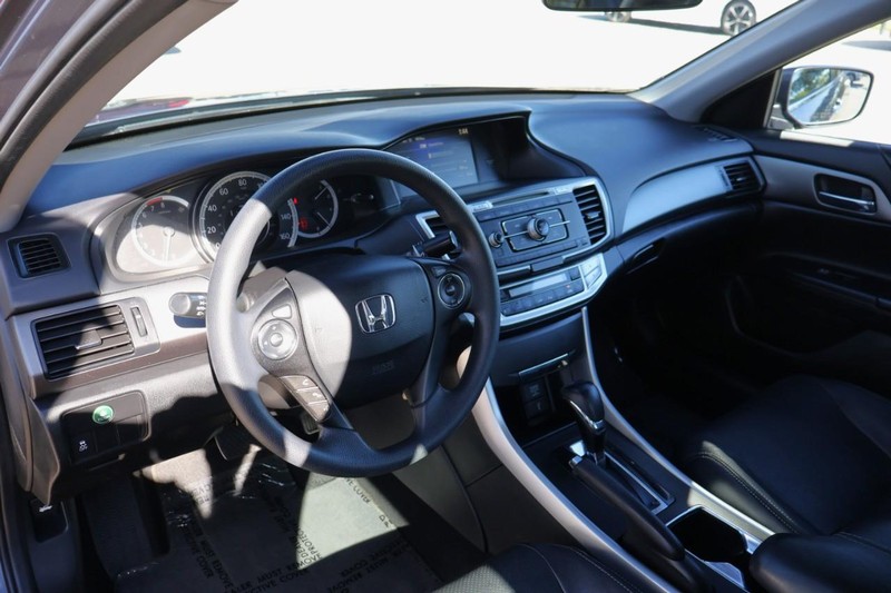 Honda Accord Sedan Vehicle Full-screen Gallery Image 17