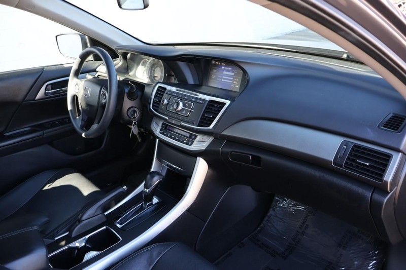 Honda Accord Sedan Vehicle Full-screen Gallery Image 21