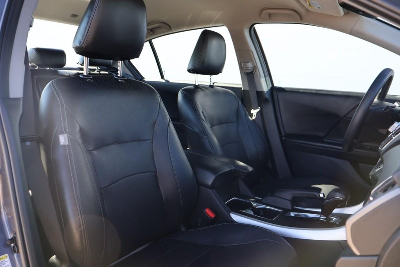 Honda Accord Sedan Vehicle Full-screen Gallery Image 22