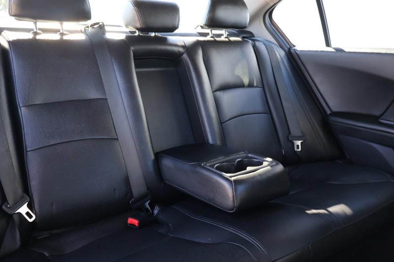 Honda Accord Sedan Vehicle Full-screen Gallery Image 24