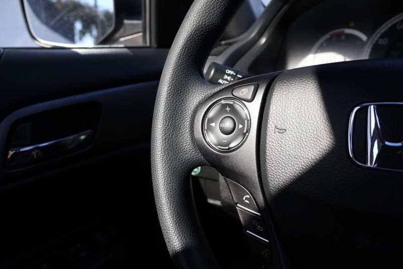 Honda Accord Sedan Vehicle Full-screen Gallery Image 28