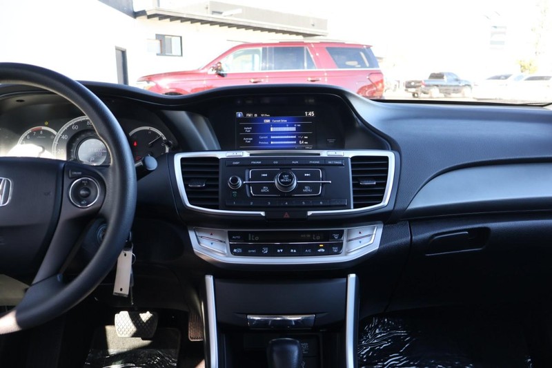 Honda Accord Sedan Vehicle Full-screen Gallery Image 30