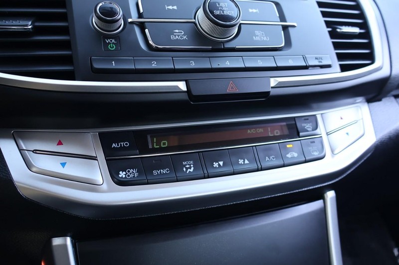 Honda Accord Sedan Vehicle Full-screen Gallery Image 34