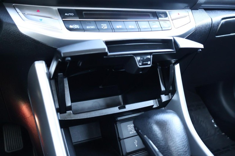 Honda Accord Sedan Vehicle Full-screen Gallery Image 35