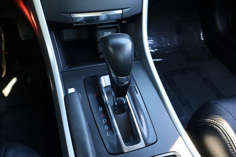 Honda Accord Sedan Vehicle Full-screen Gallery Image 36