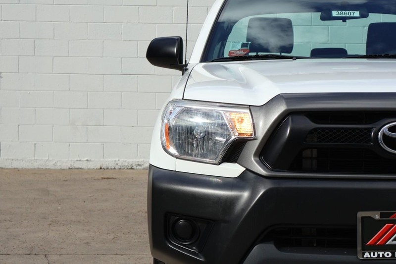 Toyota Tacoma Vehicle Full-screen Gallery Image 04