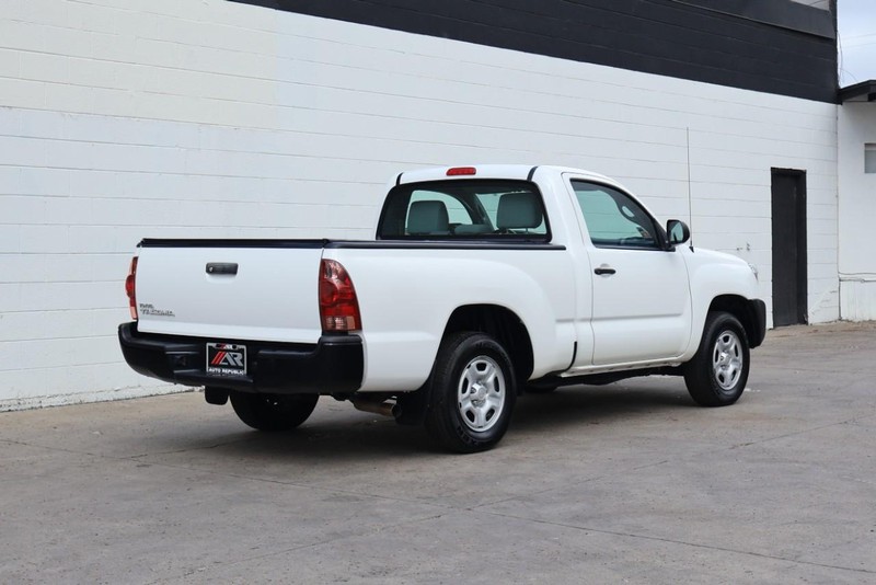 Toyota Tacoma Vehicle Full-screen Gallery Image 05