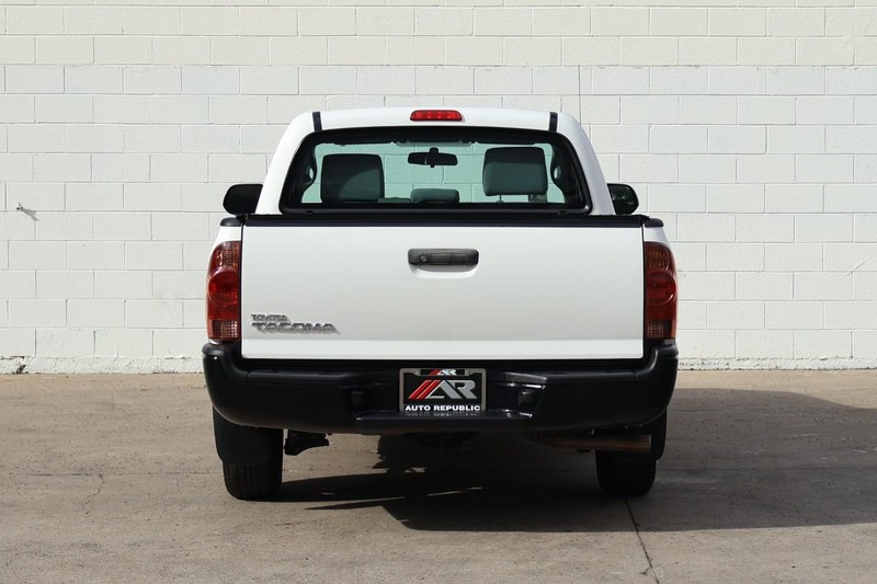 Toyota Tacoma Vehicle Full-screen Gallery Image 06