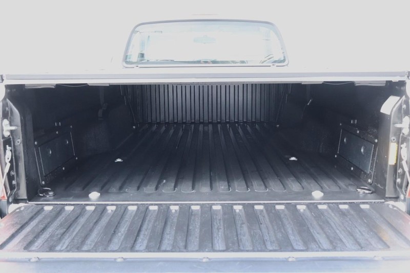 Toyota Tacoma Vehicle Full-screen Gallery Image 08