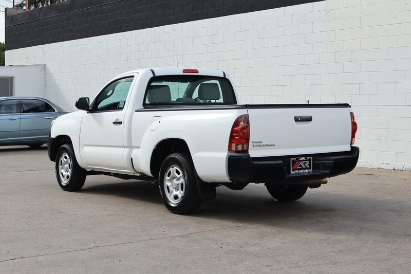 Toyota Tacoma Vehicle Full-screen Gallery Image 10