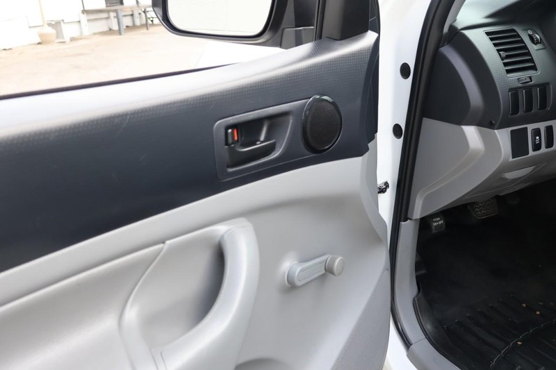 Toyota Tacoma Vehicle Full-screen Gallery Image 16