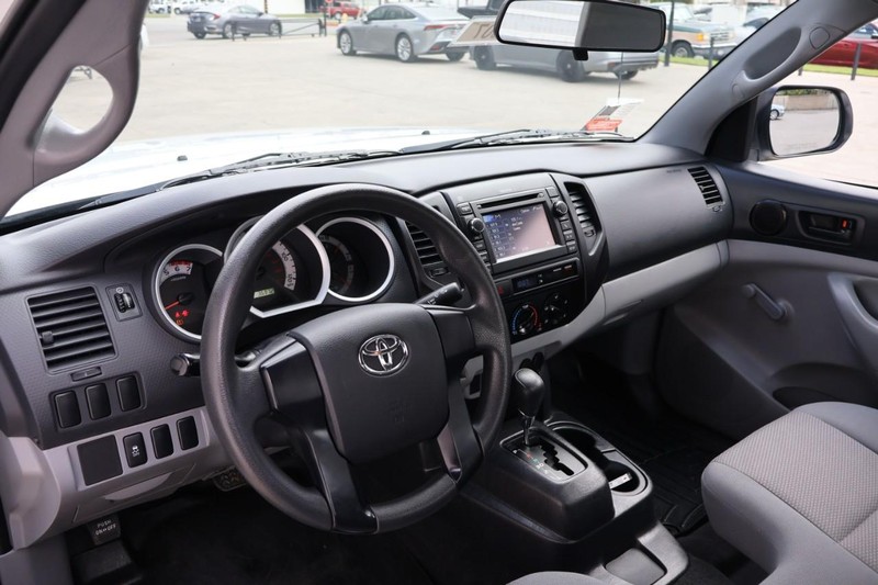 Toyota Tacoma Vehicle Full-screen Gallery Image 17