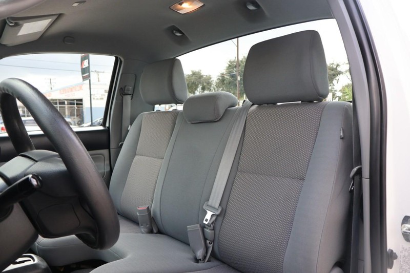 Toyota Tacoma Vehicle Full-screen Gallery Image 18