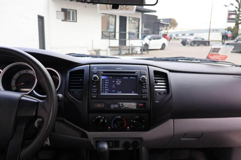 Toyota Tacoma Vehicle Full-screen Gallery Image 24