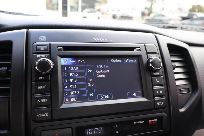 Toyota Tacoma Vehicle Full-screen Gallery Image 25