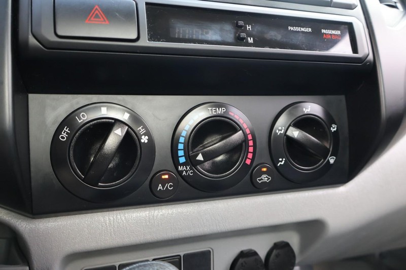 Toyota Tacoma Vehicle Full-screen Gallery Image 26