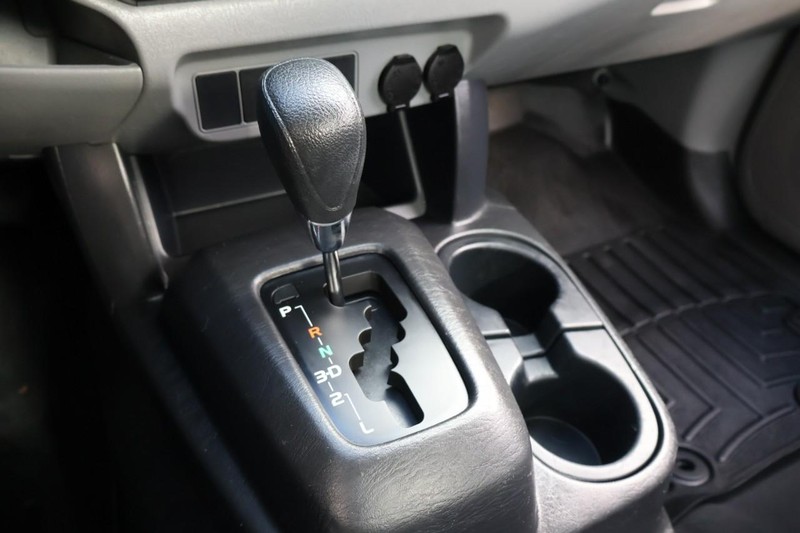 Toyota Tacoma Vehicle Full-screen Gallery Image 27