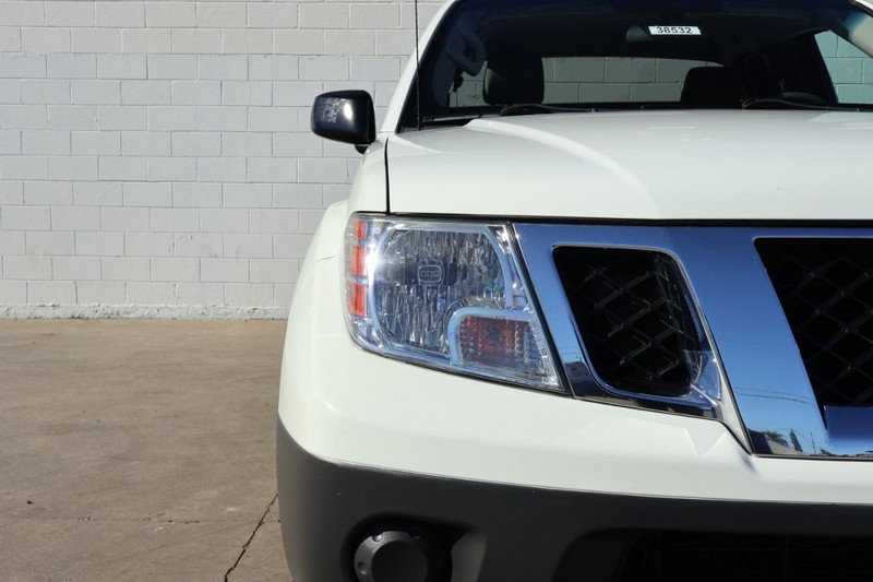 Nissan Frontier Vehicle Full-screen Gallery Image 04