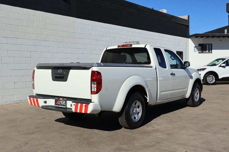 Nissan Frontier Vehicle Full-screen Gallery Image 05