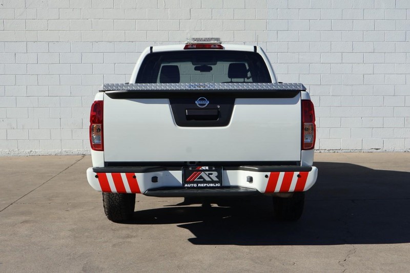 Nissan Frontier Vehicle Full-screen Gallery Image 06