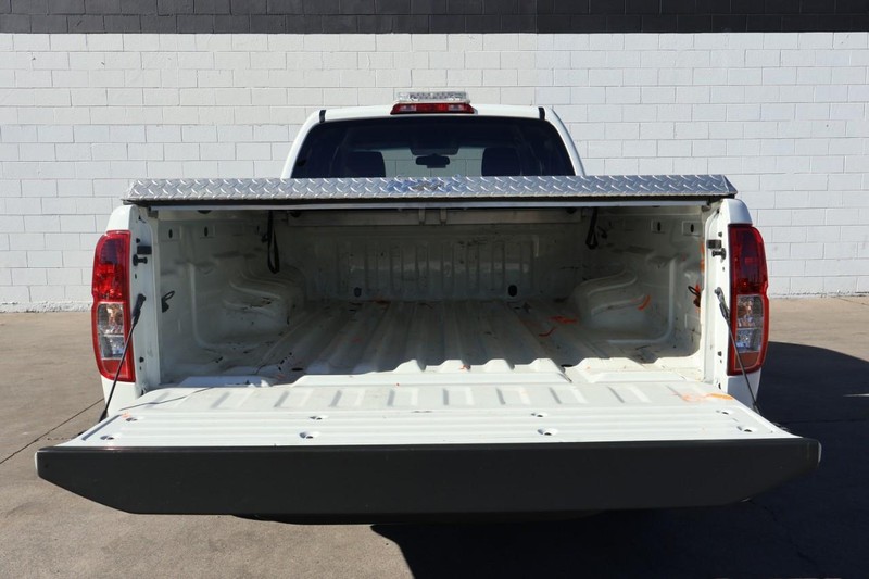 Nissan Frontier Vehicle Full-screen Gallery Image 09