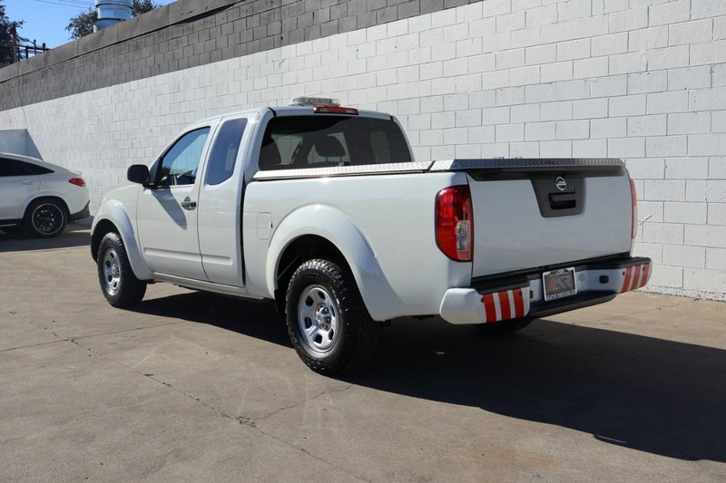 Nissan Frontier Vehicle Full-screen Gallery Image 13