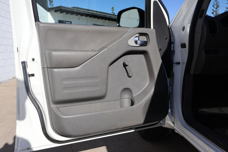 Nissan Frontier Vehicle Full-screen Gallery Image 20