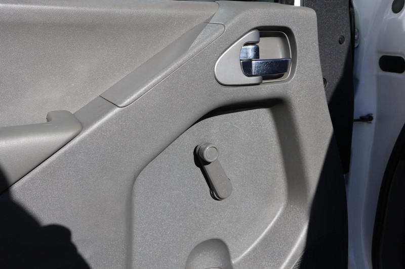 Nissan Frontier Vehicle Full-screen Gallery Image 21