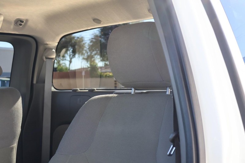 Nissan Frontier Vehicle Full-screen Gallery Image 24
