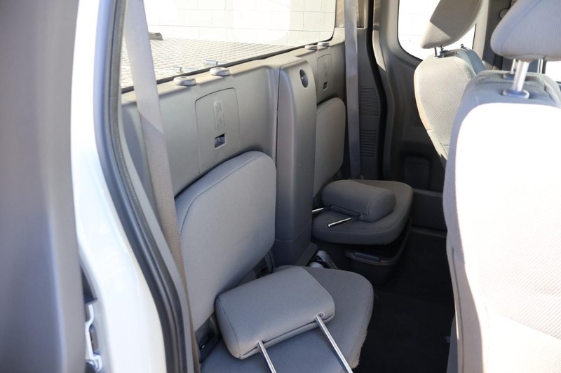 Nissan Frontier Vehicle Full-screen Gallery Image 27