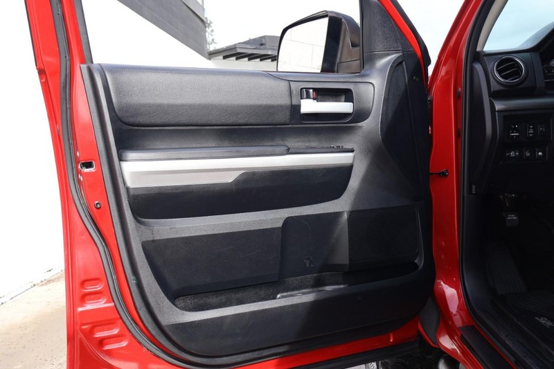 Toyota Tundra Vehicle Full-screen Gallery Image 16