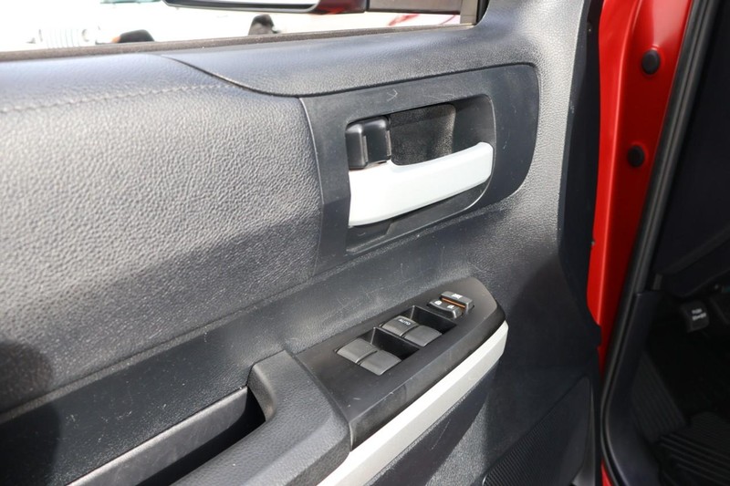 Toyota Tundra Vehicle Full-screen Gallery Image 17