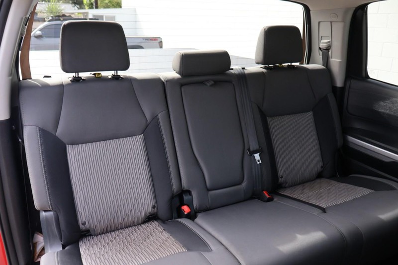 Toyota Tundra Vehicle Full-screen Gallery Image 24