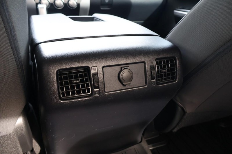 Toyota Tundra Vehicle Full-screen Gallery Image 25