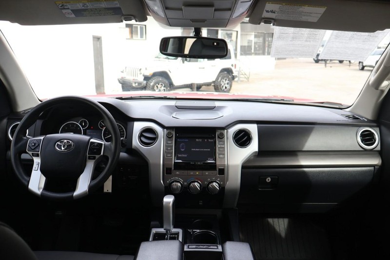 Toyota Tundra Vehicle Full-screen Gallery Image 26