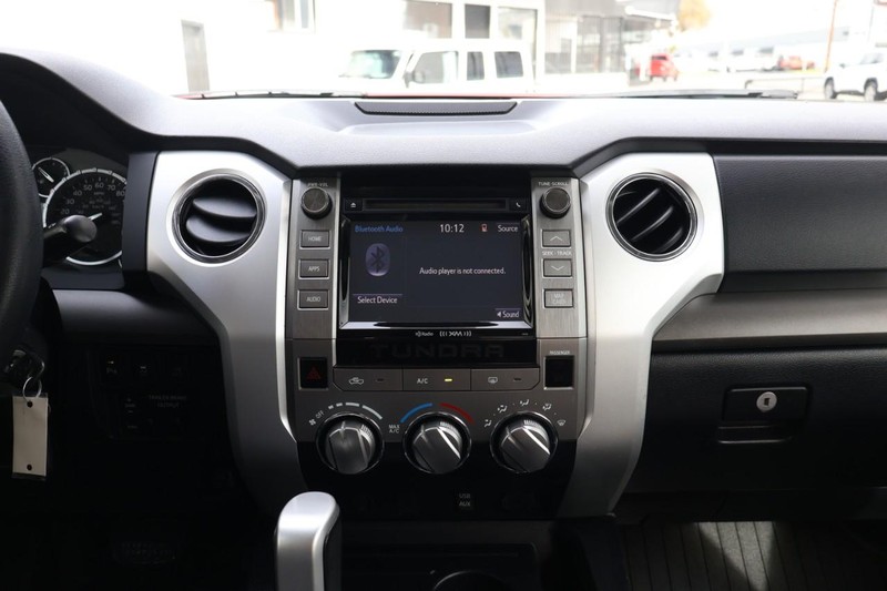 Toyota Tundra Vehicle Full-screen Gallery Image 31