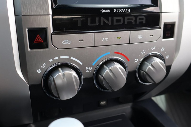 Toyota Tundra Vehicle Full-screen Gallery Image 34