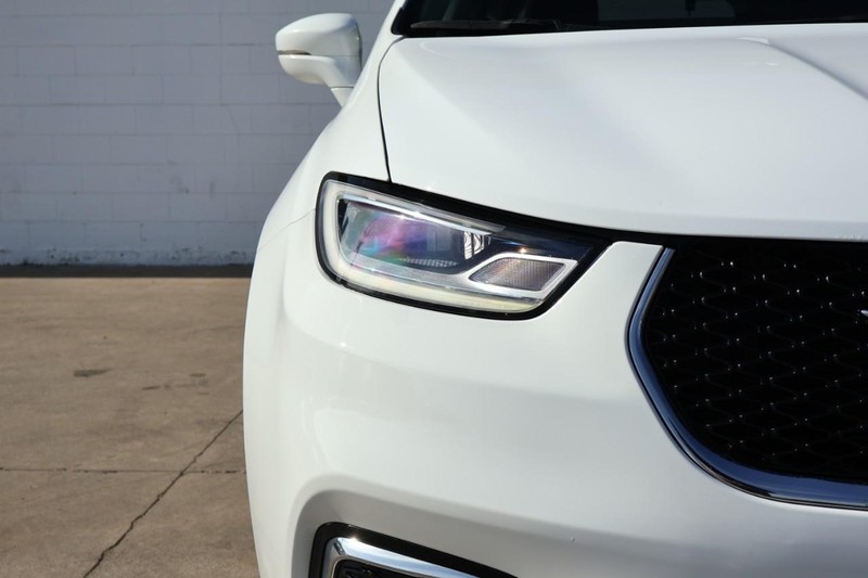 Chrysler Pacifica Vehicle Full-screen Gallery Image 03