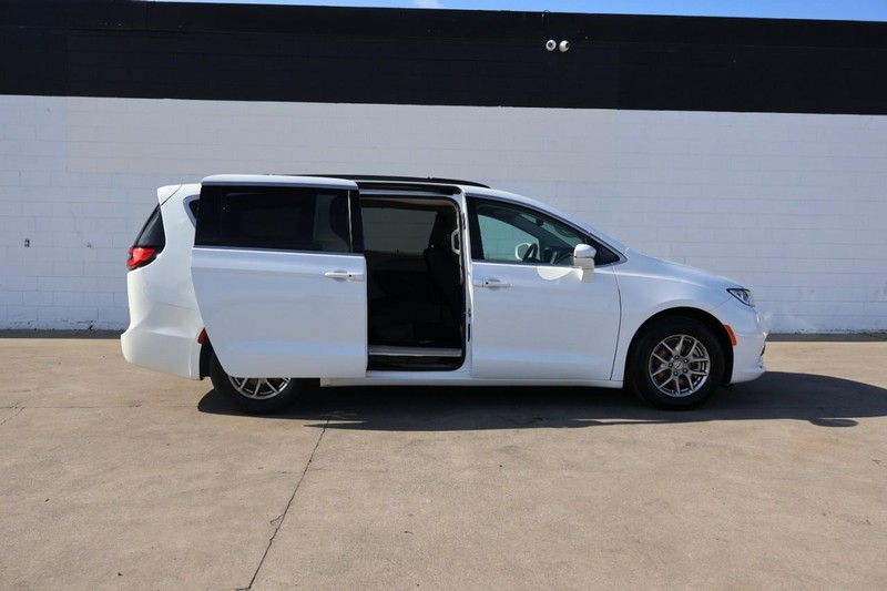 Chrysler Pacifica Vehicle Full-screen Gallery Image 05