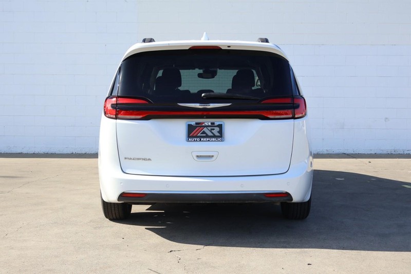 Chrysler Pacifica Vehicle Full-screen Gallery Image 07