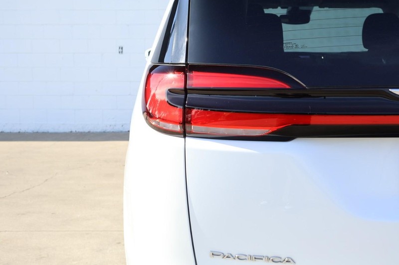 Chrysler Pacifica Vehicle Full-screen Gallery Image 08