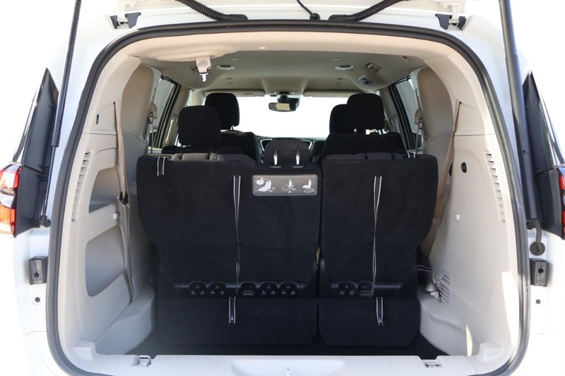 Chrysler Pacifica Vehicle Full-screen Gallery Image 10