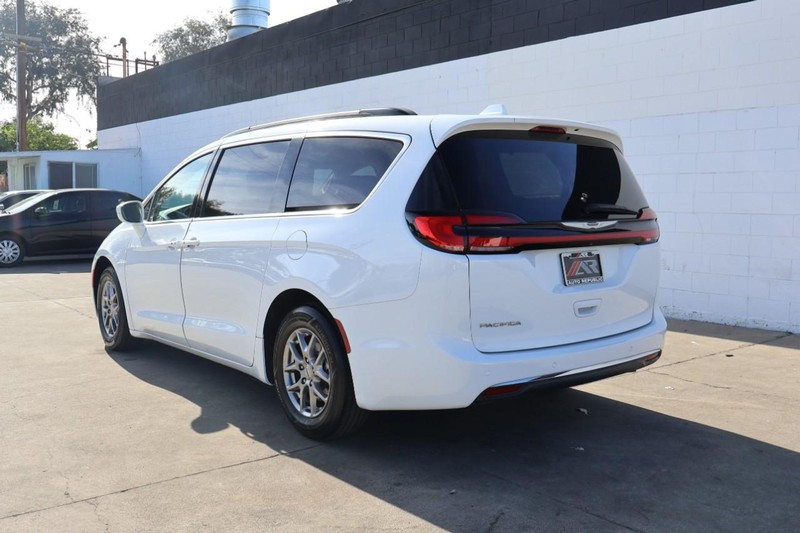 Chrysler Pacifica Vehicle Full-screen Gallery Image 14