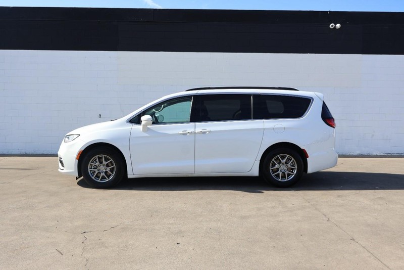 Chrysler Pacifica Vehicle Full-screen Gallery Image 15