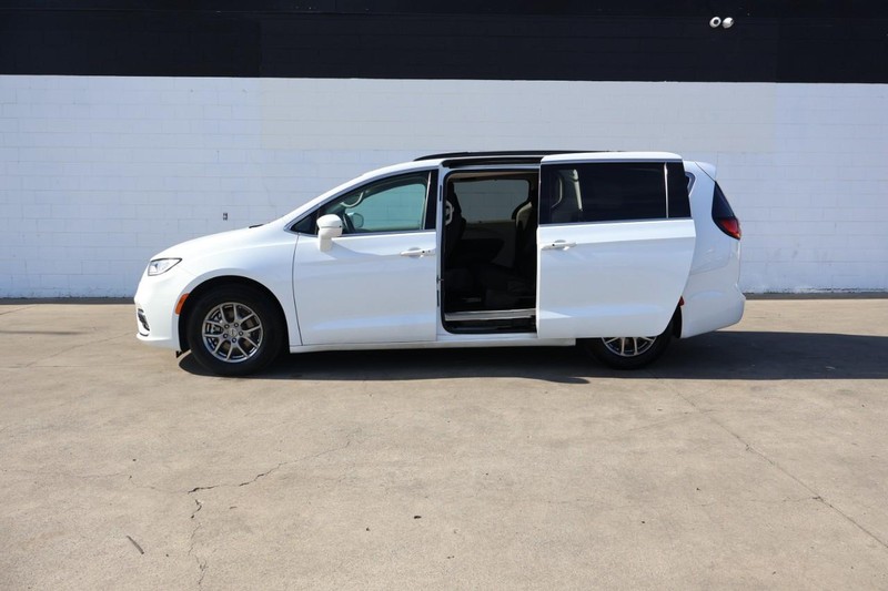 Chrysler Pacifica Vehicle Full-screen Gallery Image 16