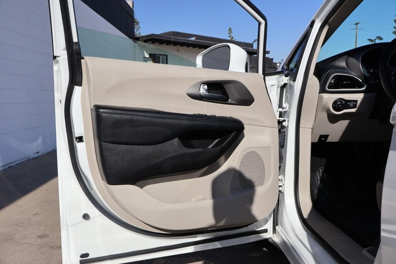 Chrysler Pacifica Vehicle Full-screen Gallery Image 19