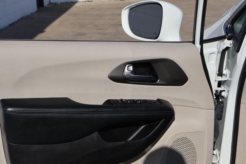 Chrysler Pacifica Vehicle Full-screen Gallery Image 20