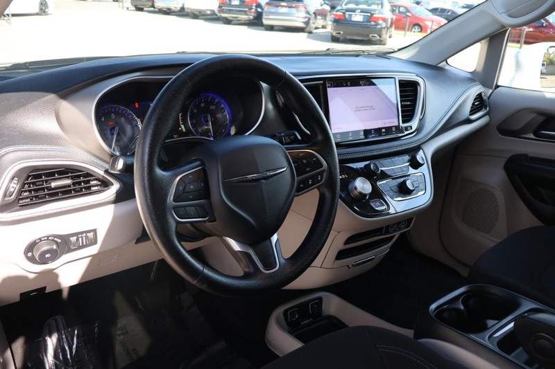 Chrysler Pacifica Vehicle Full-screen Gallery Image 21