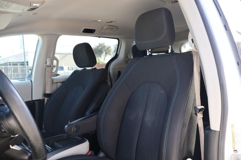 Chrysler Pacifica Vehicle Full-screen Gallery Image 23